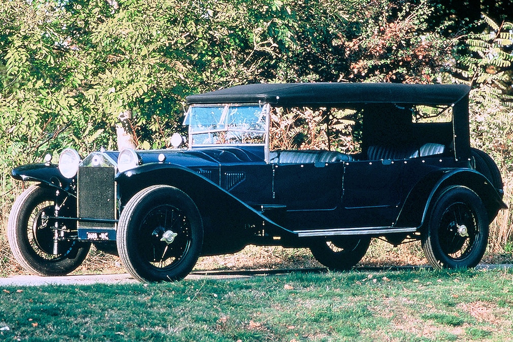 Lancia Lambda stehend schräg von vorn