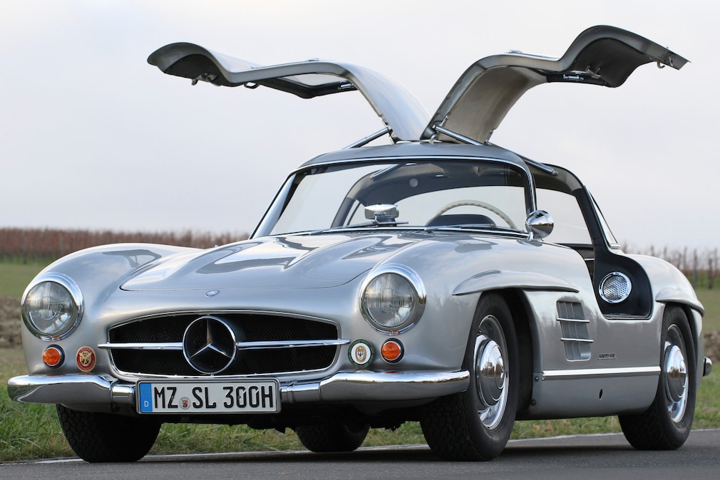 Mercedes 300 SL (W 198) stehend schräg von vorn, offene Türen