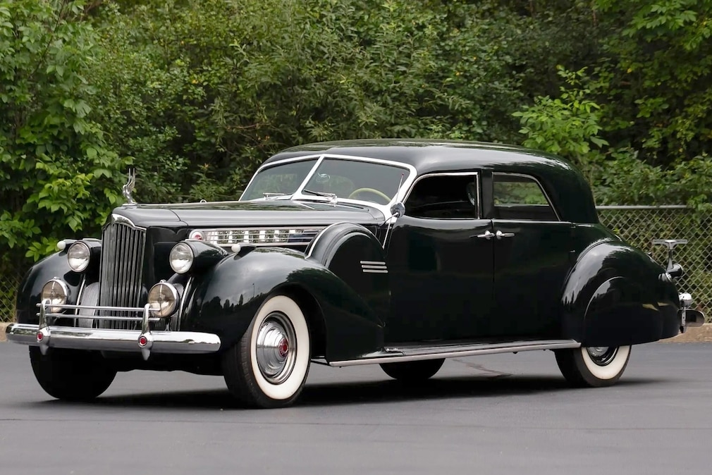 Packard Custom Super Eight One-Eighty stehend schräg von vorn