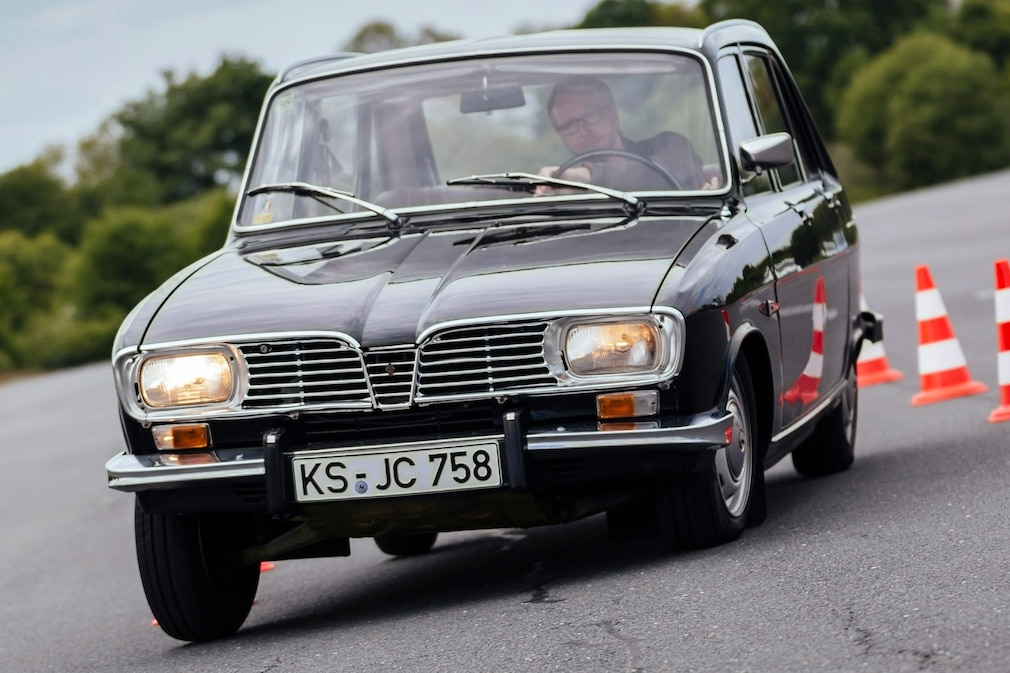 Renault R16 fahrend von vorn