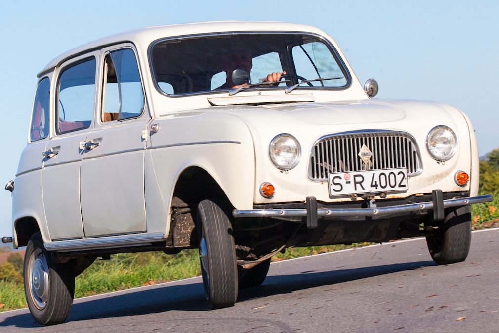 Renault R4 fahrend schräg von vorn