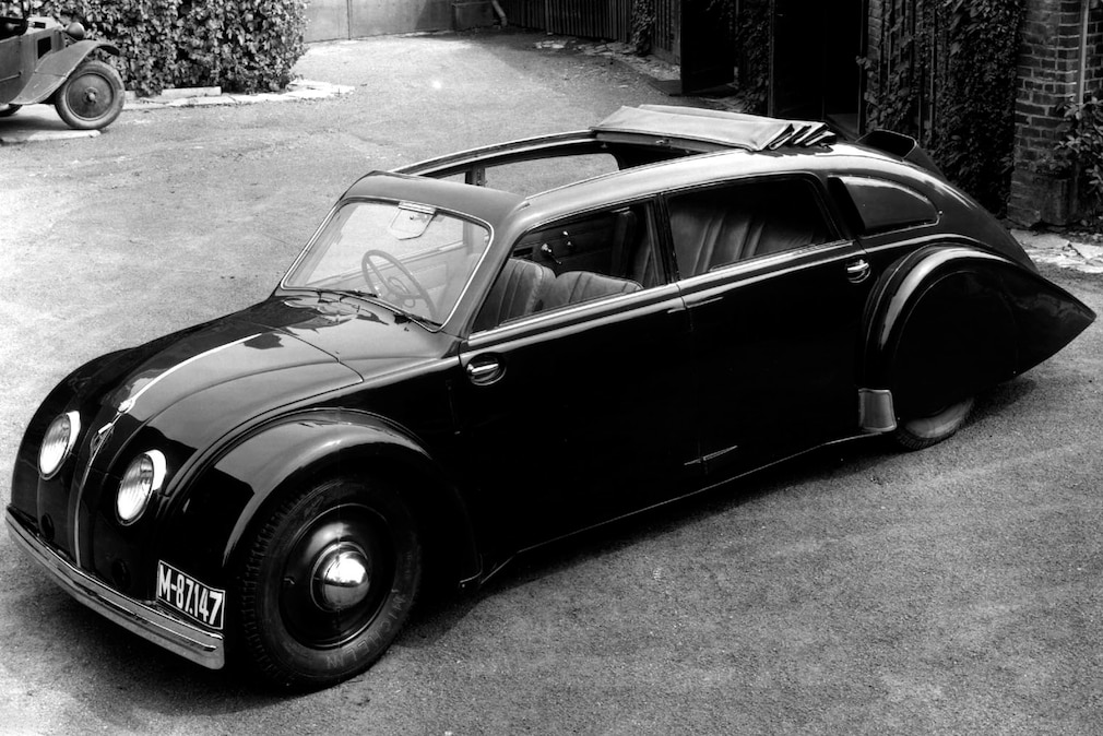 Tatra 77 stehend schräg von vorn oben, historisches Schwarzweißfoto