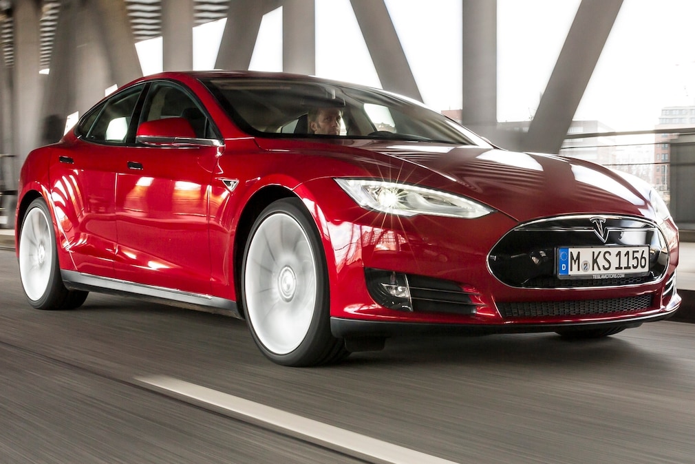 Tesla Model S fahrend schräg von vorn