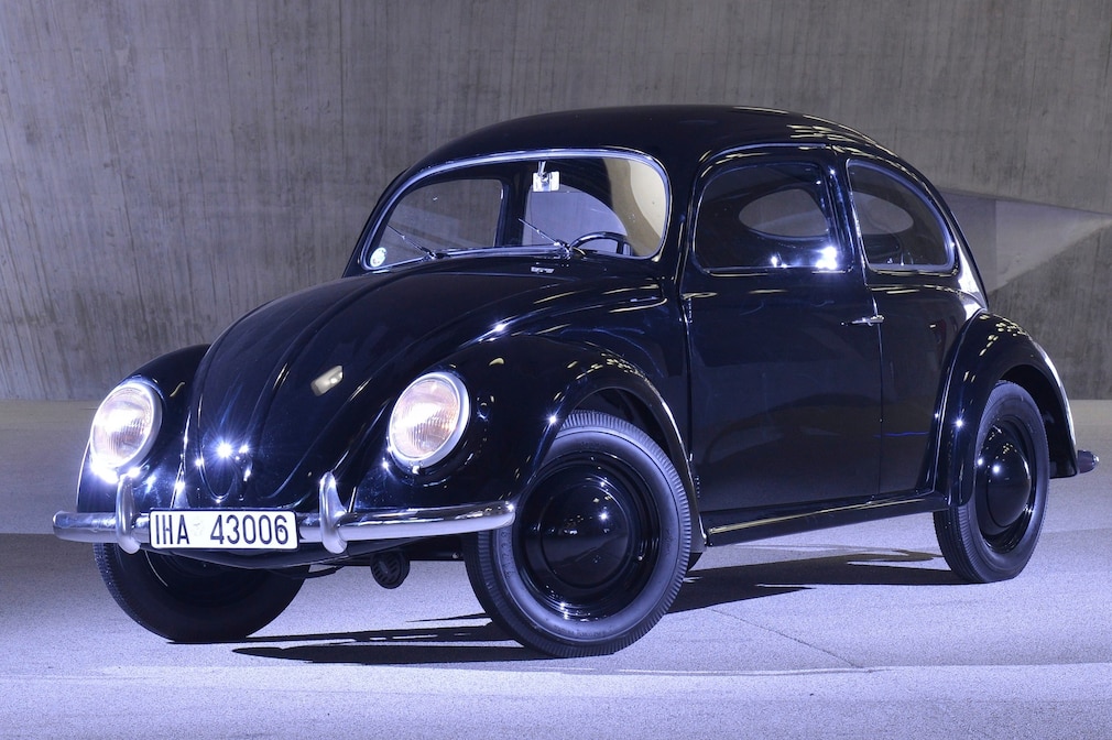 VW Käfer stehend schräg von vorn