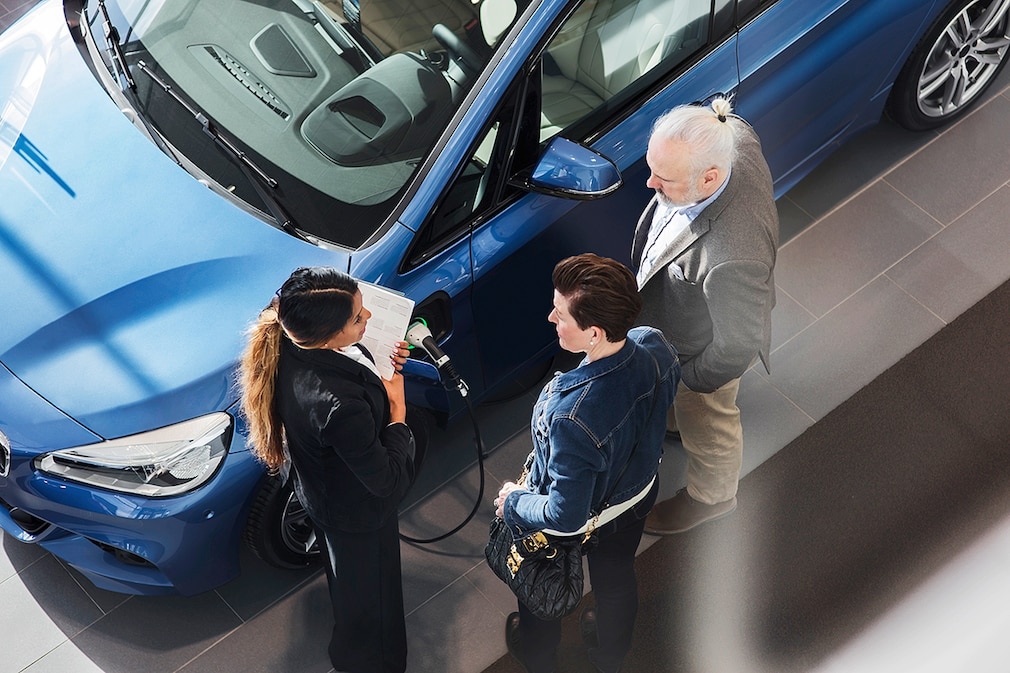Elektroauto kaufen - Autokauf Verkaufshalle