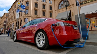 Tesla Model S in der Maximilianstraße in München