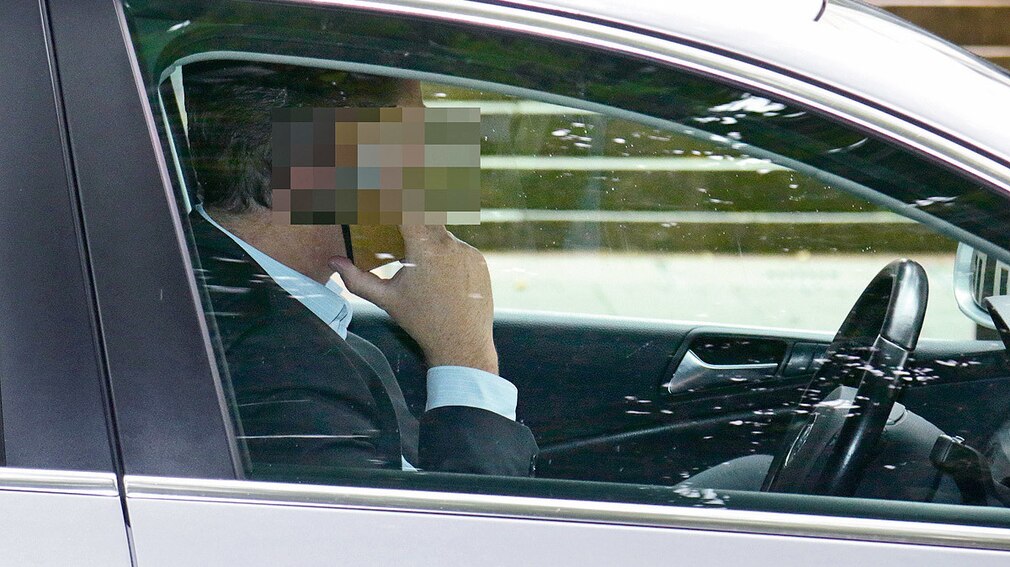 Autofahrer mit Handy am Steuer Autofahrer mit Handy am Steuer