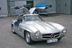 21 Mercedes-Benz 300 SL Coupé (1955) N10-223