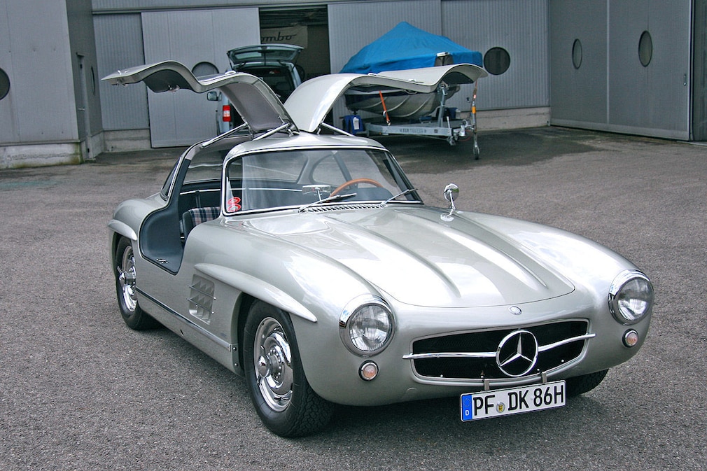 21 Mercedes-Benz 300 SL Coupé (1955) N10-223