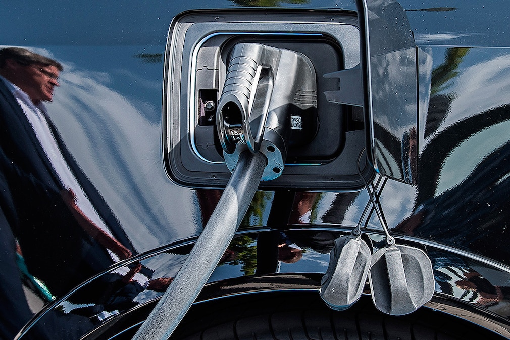 ALDI SÜD baut flächendeckendes Netz von Elektrotankstellen - Der Schriftzug «Sonne tanken» steht bei der Eröffnung einer neuen Ladestation für Elektroautos auf einem Aldi-Parkplatz nahe der Autobahn 5 (A5) über der Ladestation. Aldi Süd nimmt die erste von 28 neuen Schnellladestation in Betrieb. ALDI SÜD baut flächendeckendes Netz von Elektrotankstellen - Der Schriftzug «Sonne tanken» steht bei der Eröffnung einer neuen Ladestation für Elektroautos auf einem Aldi-Parkplatz nahe der Autobahn 5 (A5) über der Ladestation. Aldi Süd nimmt die erste von 28 neuen Schnellladestation in Betrieb.