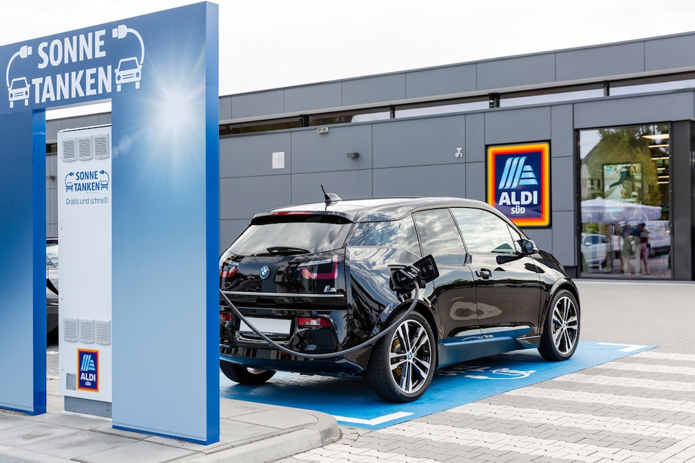 BMW i3 an Strom-Tankstelle bei Aldi Süd BMW i3 an Strom-Tankstelle bei Aldi Süd