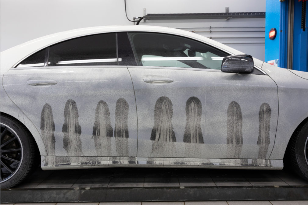 Dreck an der Seite eines weißen Mercedes CLA