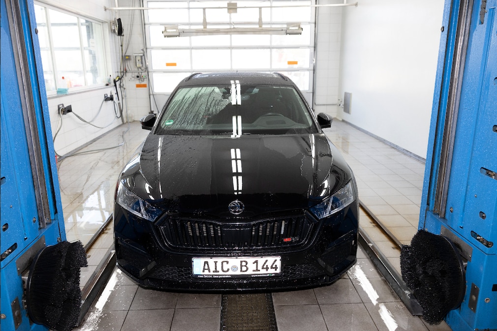 Motorhaube eines Skoda Octavia mit Wasserfilm