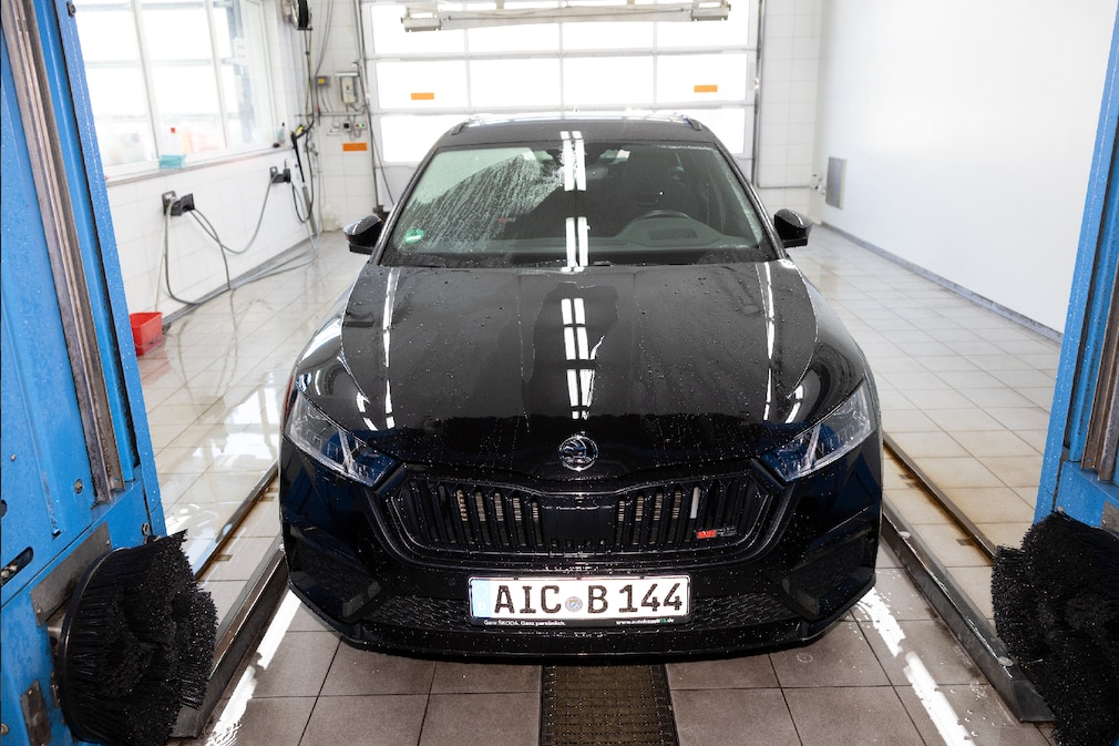 Motorhaube eines Skoda Octavia mit Wasserfilm