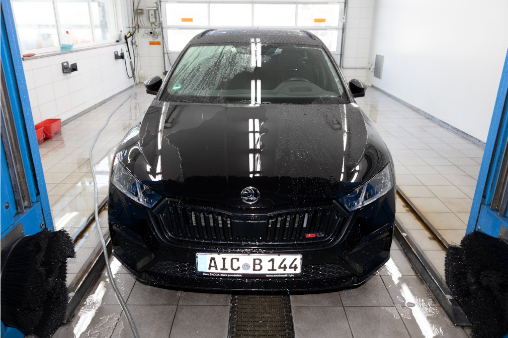 Motorhaube eines Skoda Octavias mit einem Wasserfilm