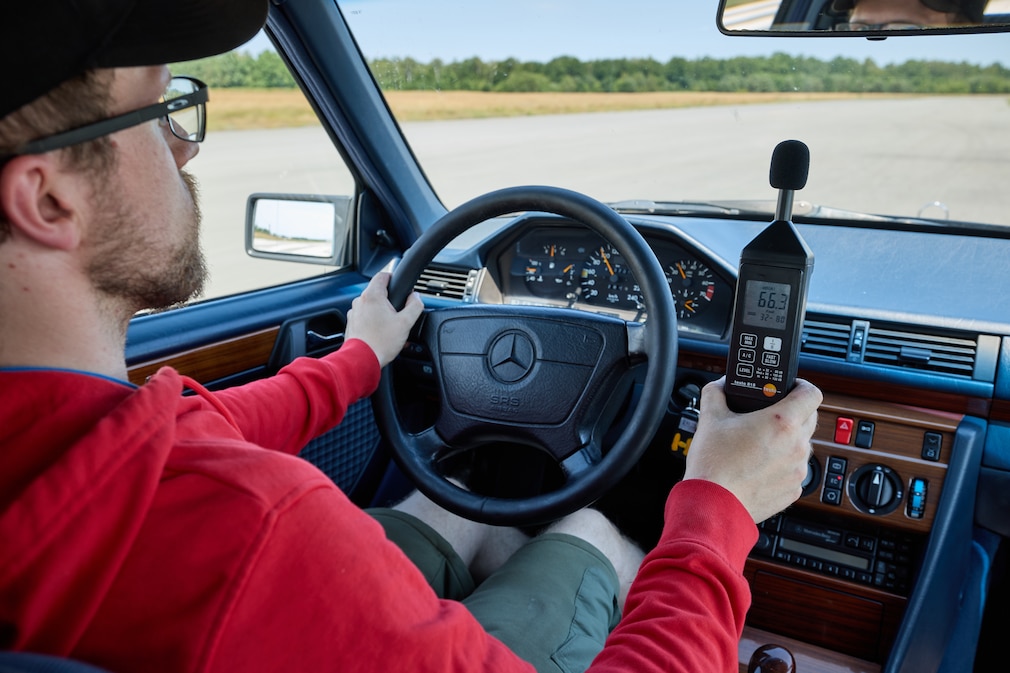 Redakteur hält Phonmessgerät in einem Mercedes W124