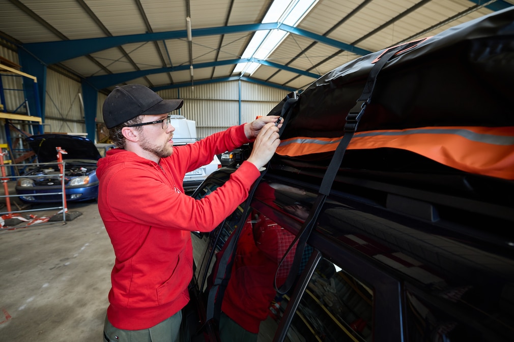 Redakteur schließt eine Dachbox