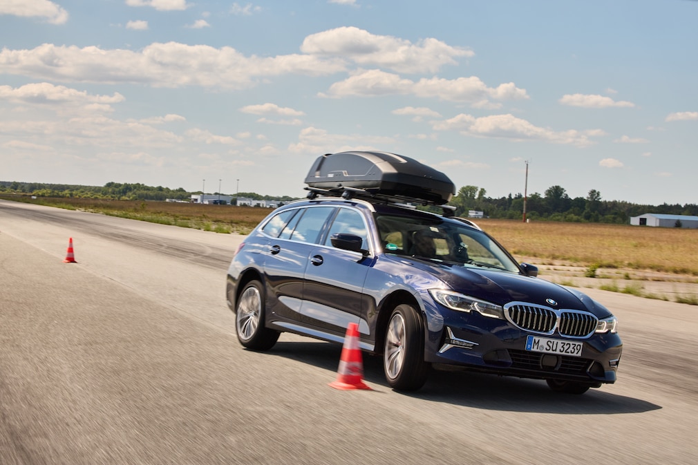 Testsituation: Fahrzeug mit Dachbox fährt durch Slalom-Parcour zur Beurteilung des Fahrverhaltens und der Ladungssicherheit