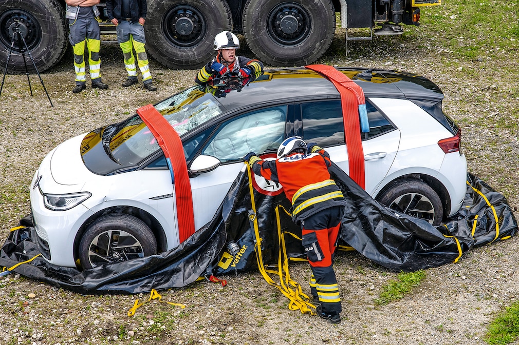 E-car rescued after fire E-car rescued after fire