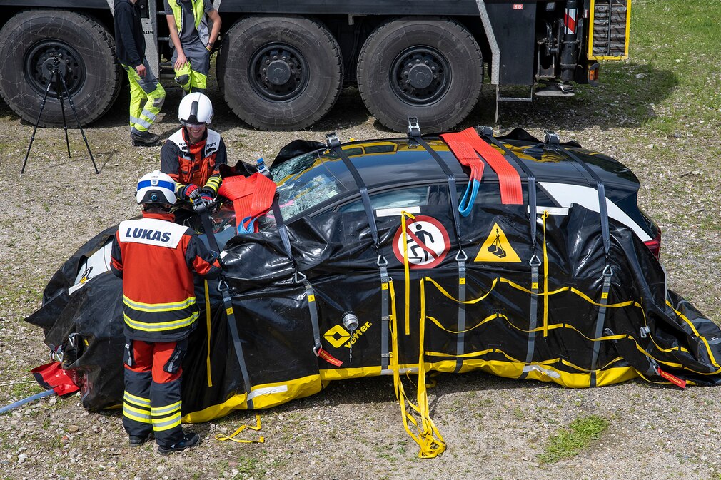 E-car rescued after fire E-car rescued after fire