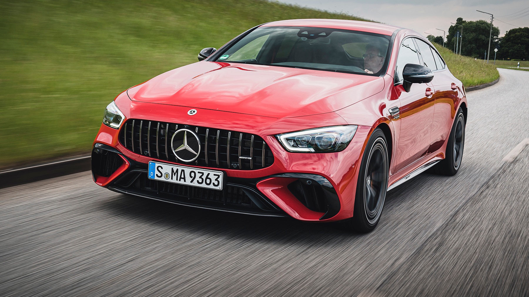 Mercedes-AMG-GT-63-S-E-Performance-V8-Hybrid-PS-Preis-Mit-einem-Hybrid-von-AMG-tiefrot-im-gr-nen-Bereich