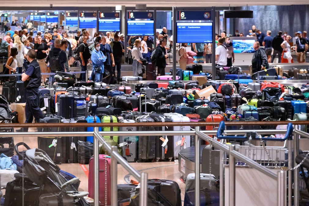 Nachgeliefertes Gepäck staut sich am Flughafen Hamburg Nachgeliefertes Gepäck staut sich am Flughafen Hamburg