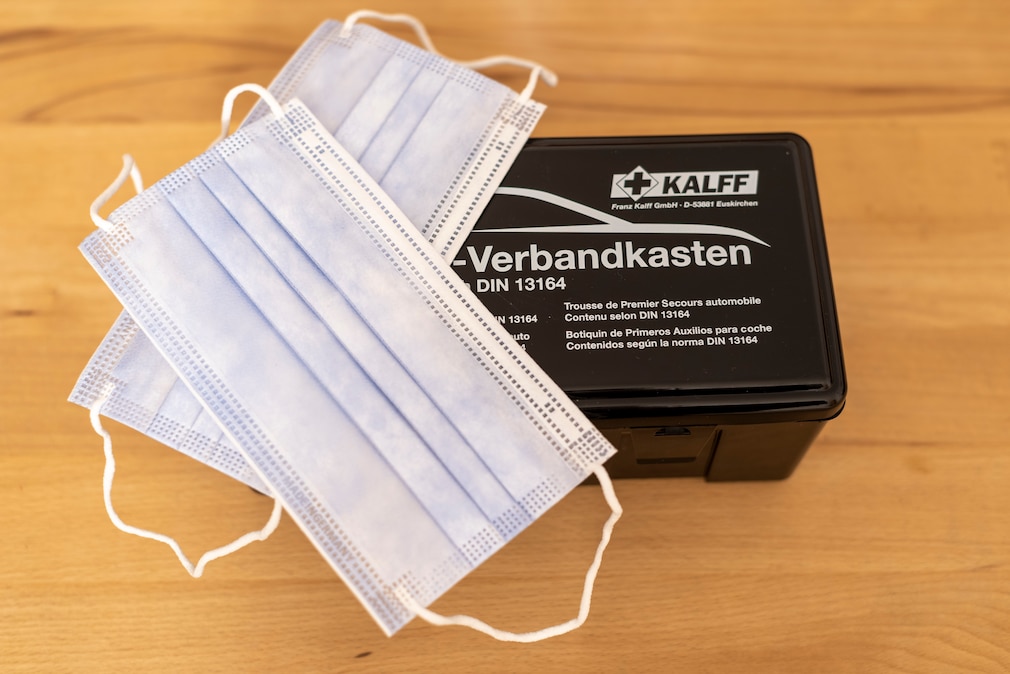 Verbandskasten mit Corona-Schutzmasken