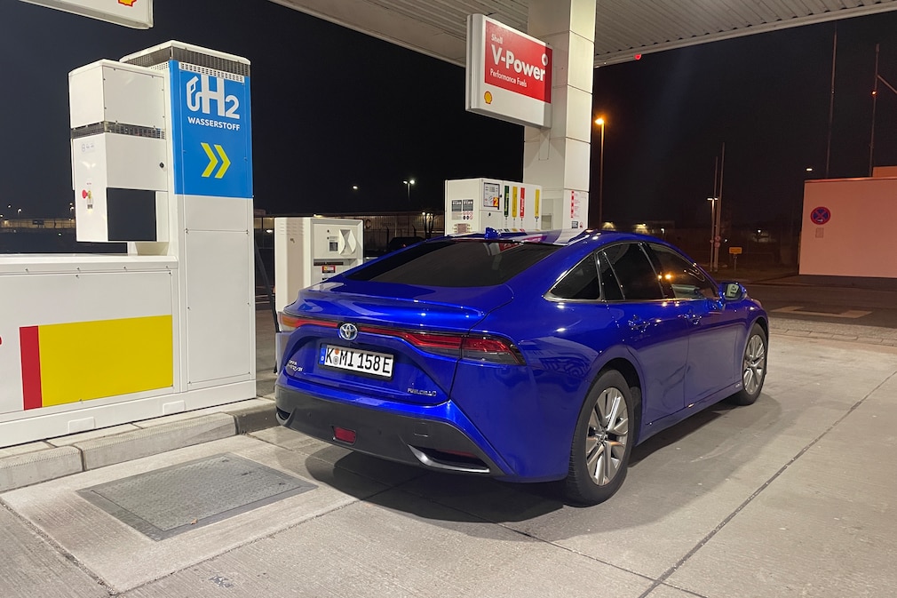 Toyota Mirai II auf Wasserstoff-Tankstelle in Münster