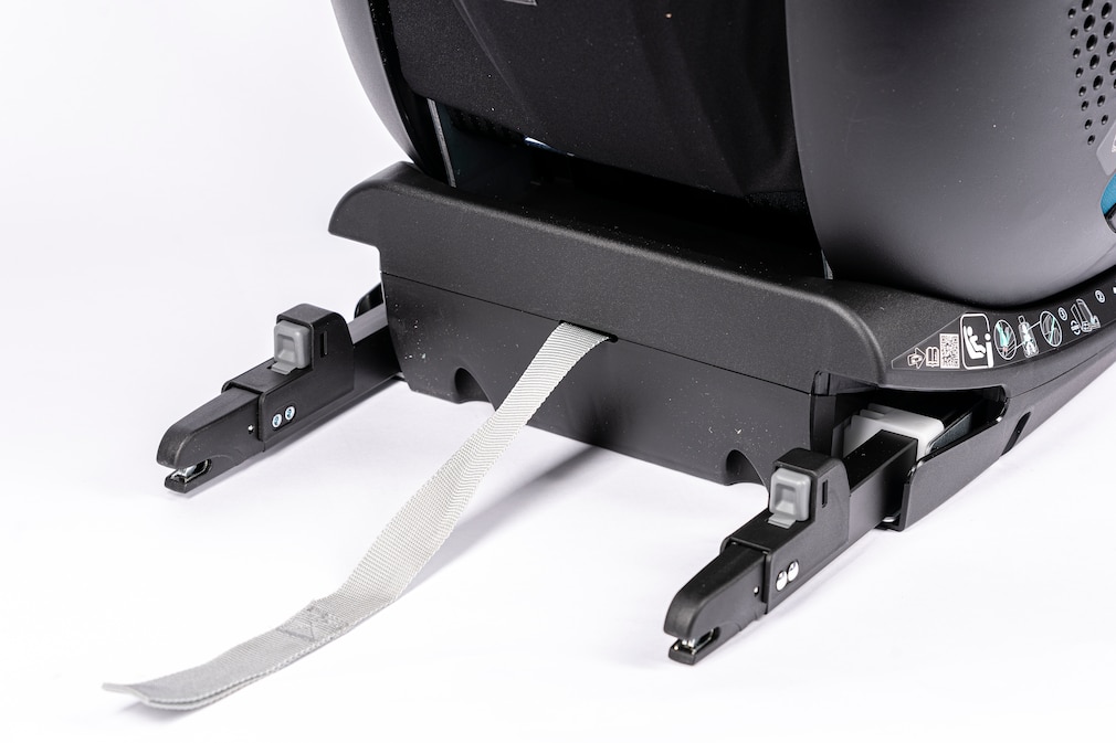 Detailaufnahme: Blick auf die IsoFix-Arme (Ausleger) eines Kindersitzes.