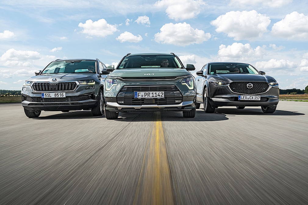 Skoda Karoq 1.5 TSI Style Kia Niro 1.6 GDI Hybrid Spirit Mazda CX-30 e-Skyactiv G 2.0 M Selection