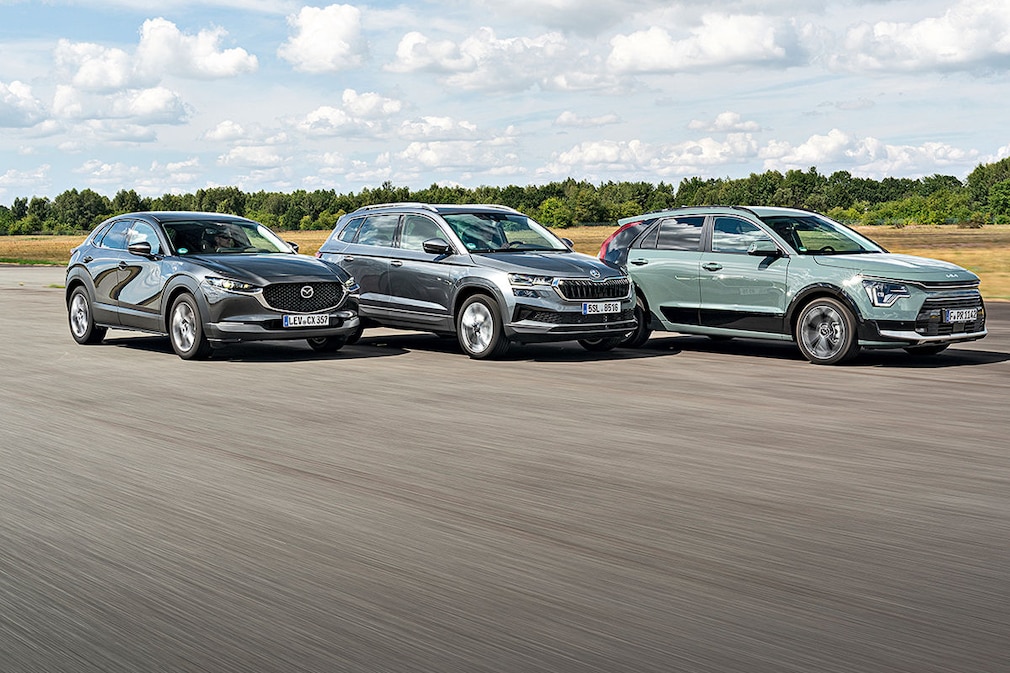 Skoda Karoq 1.5 TSI Style Kia Niro 1.6 GDI Hybrid Spirit Mazda CX-30 e-Skyactiv G 2.0 M Selection
