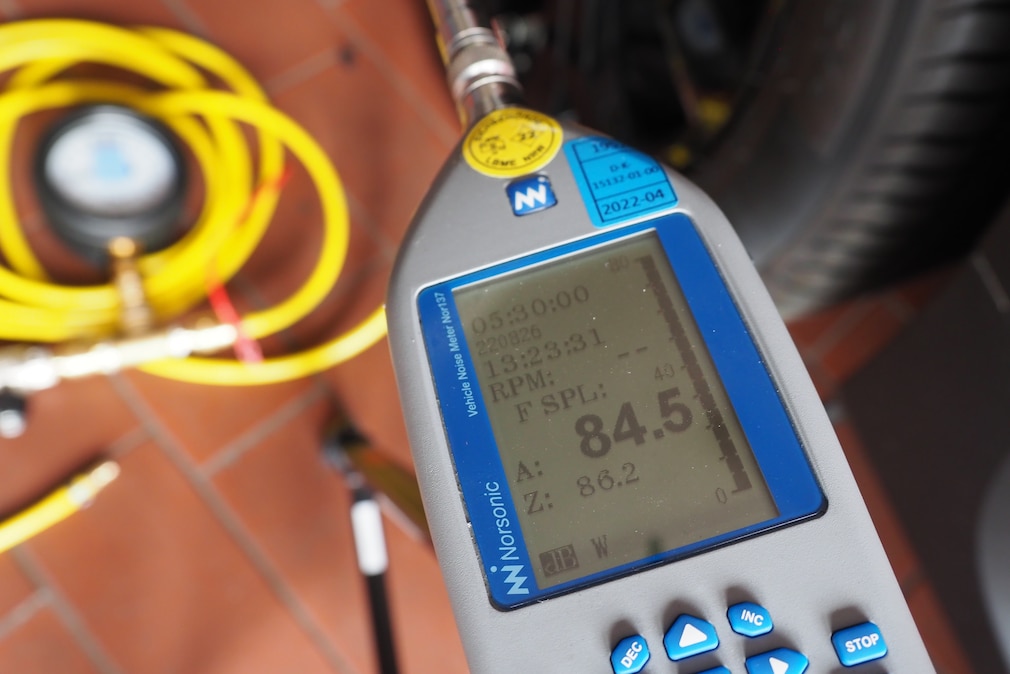 Nahaufnahme eines digitalen 12V-Kompressor-Displays.