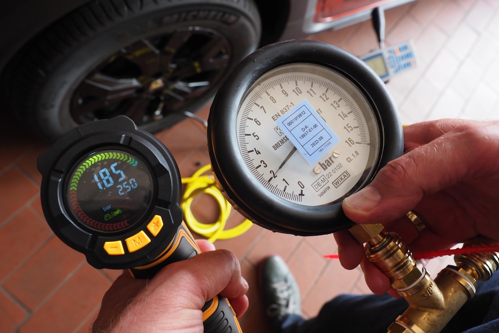 Nahaufnahme von zwei Kompressordisplays mit Wertabweichung auf der Anzeige.