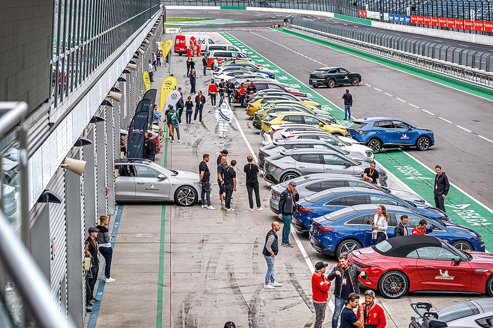 Hustle and bustle in the pit lane Hustle and bustle in the pit lane