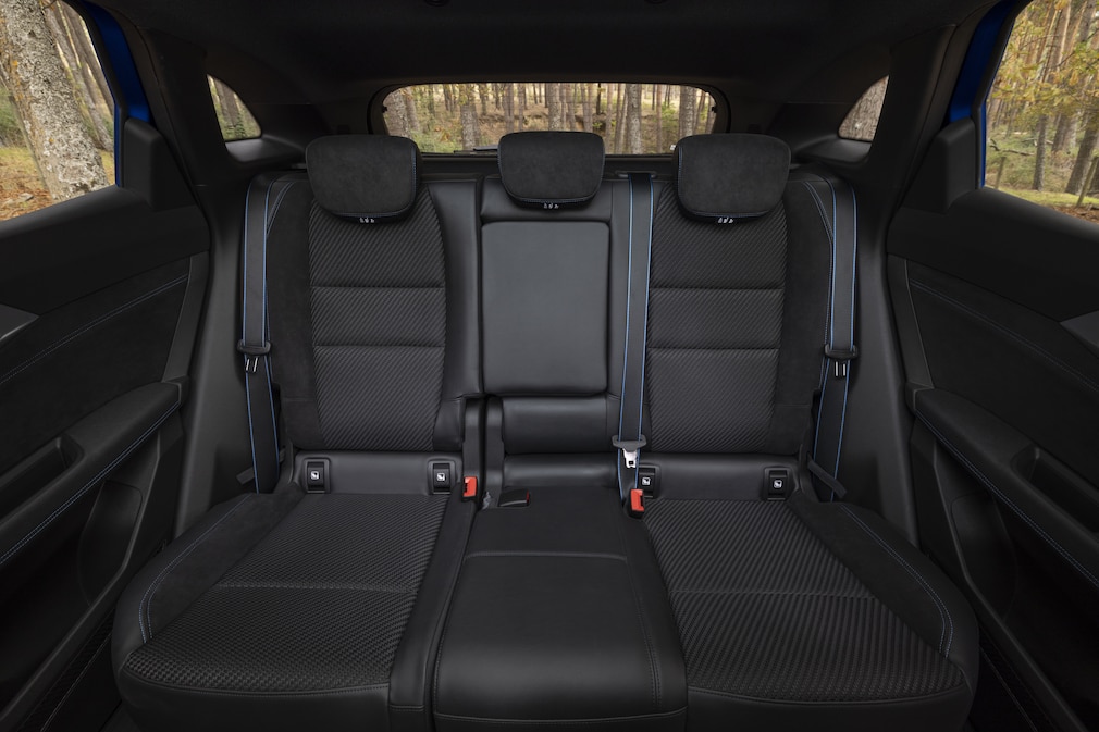 The rear seat can be moved 16 centimeters in length in a 60:40 ratio.