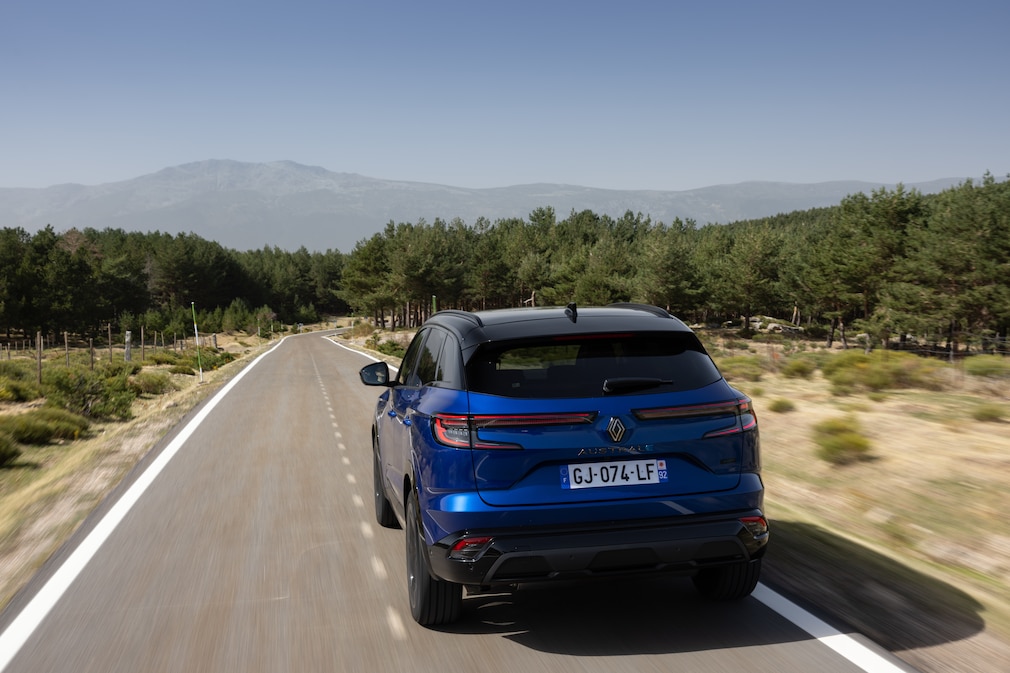 The light graphics at the rear of the Renault Austral are somewhat reminiscent of the Porsche Macan.