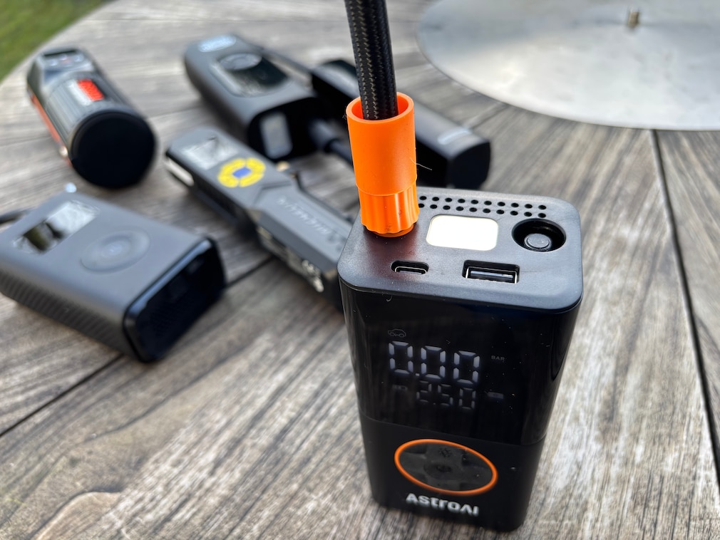 Perspektivische Draufsicht auf die USB-Anschlüsse einer Akku-Pumpe, im Hintergrund liegen weitere Geräte.