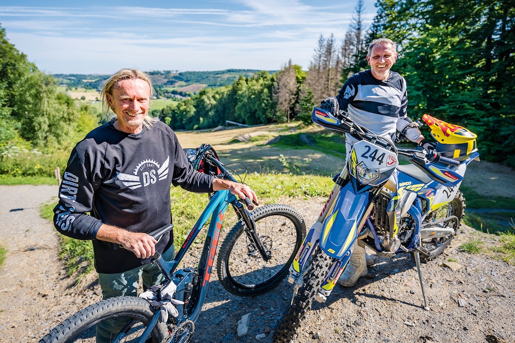 Motorrad vs. Mountainbike Motorrad vs. Mountainbike