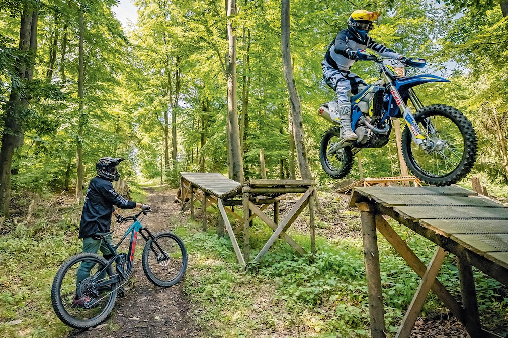 Motorrad vs. Mountainbike Motorrad vs. Mountainbike