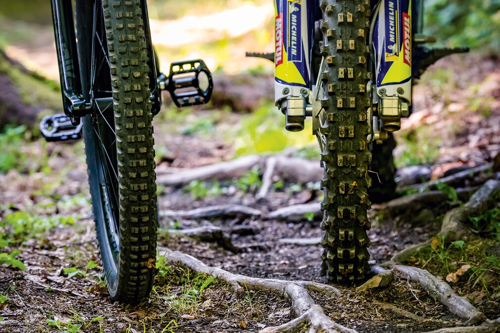Motorrad vs. Mountainbike Motorrad vs. Mountainbike