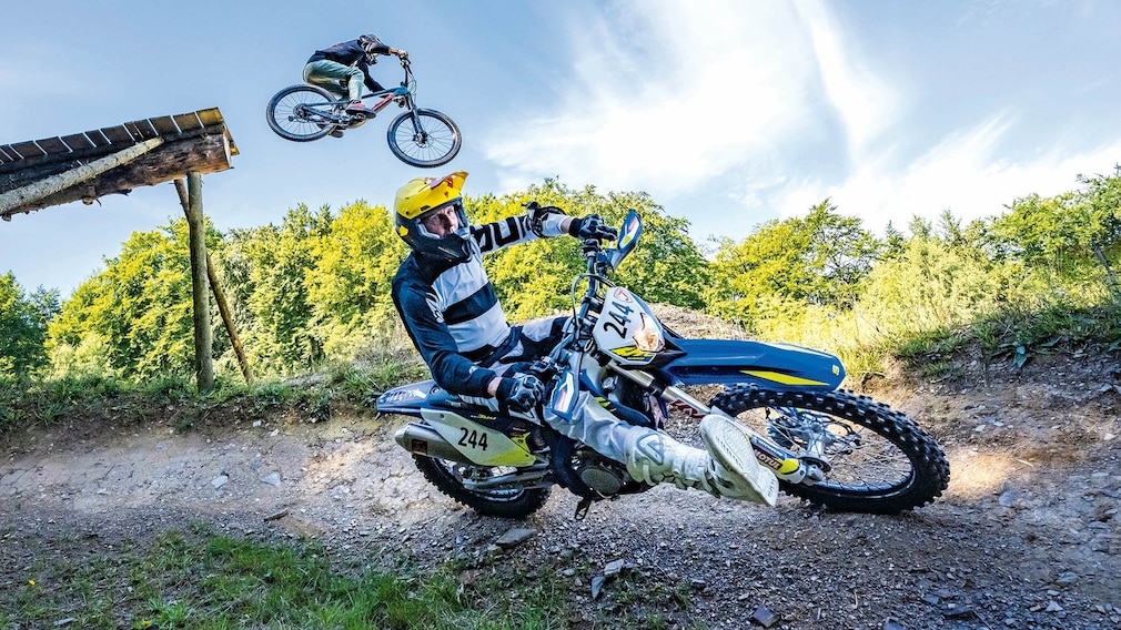 Motorrad vs. Mountainbike Motorrad vs. Mountainbike
