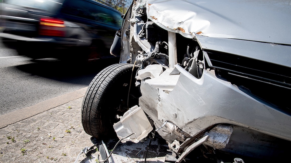 Blechschaden Unfall Auto - KFZ-Versicherung