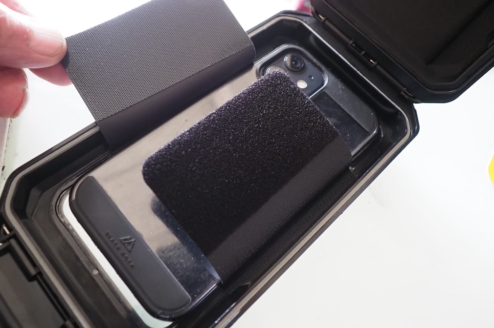 Nahaufnahme eines Klettverschlusses, mit dem ein Smartphone in der Halterung arretiert wird
