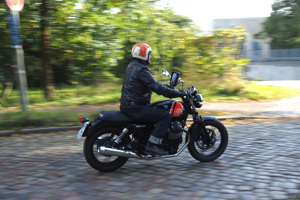 Vorbeifahrt eines Motorrads mit gut sichtbarer Handyhalterung vor dem Fahrer