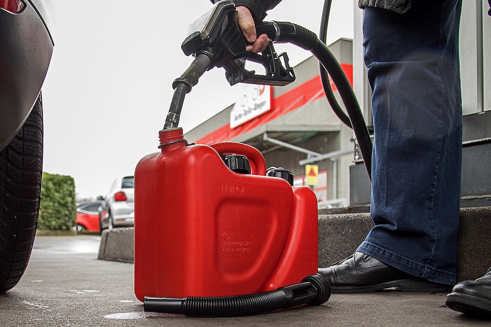 Kraftstoffkanister an Tankstelle