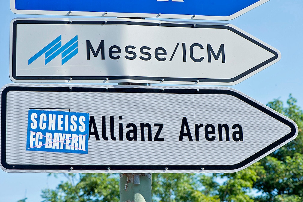 Hinweisschild zur Allianz-Arena mit "Scheiss FC Bayern"-Aufkleber