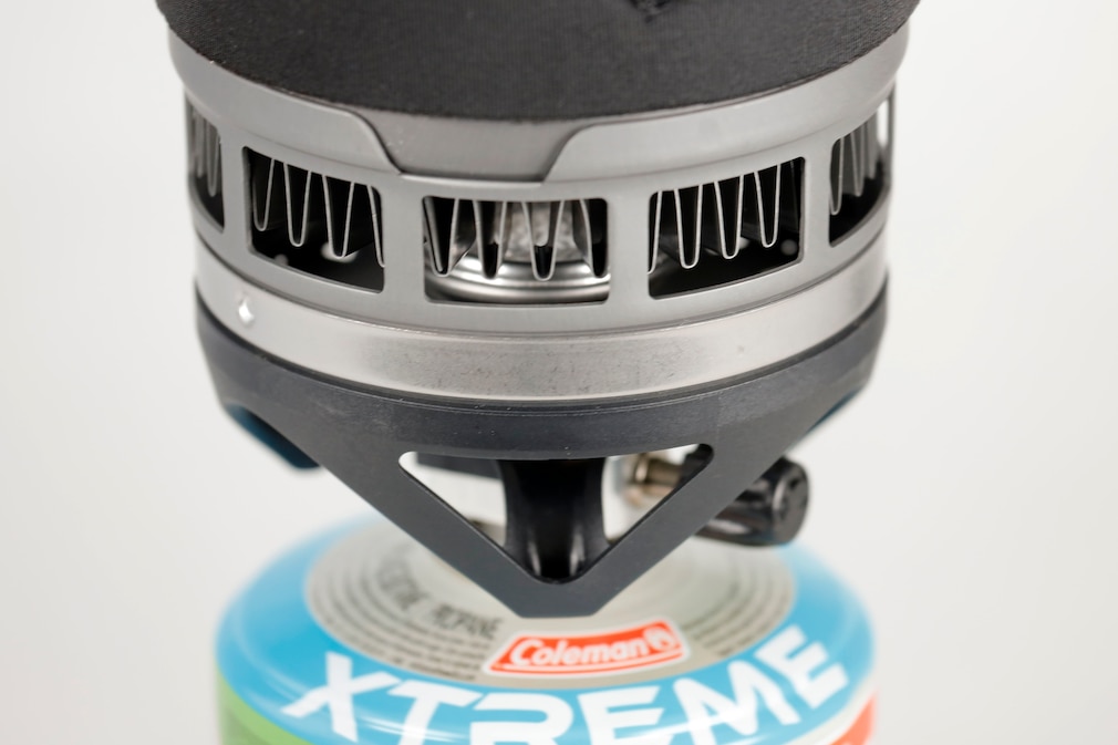 Detailaufnahme des Jetboil-Kochers mit Blick auf die Konstruktion der Lamellen.
