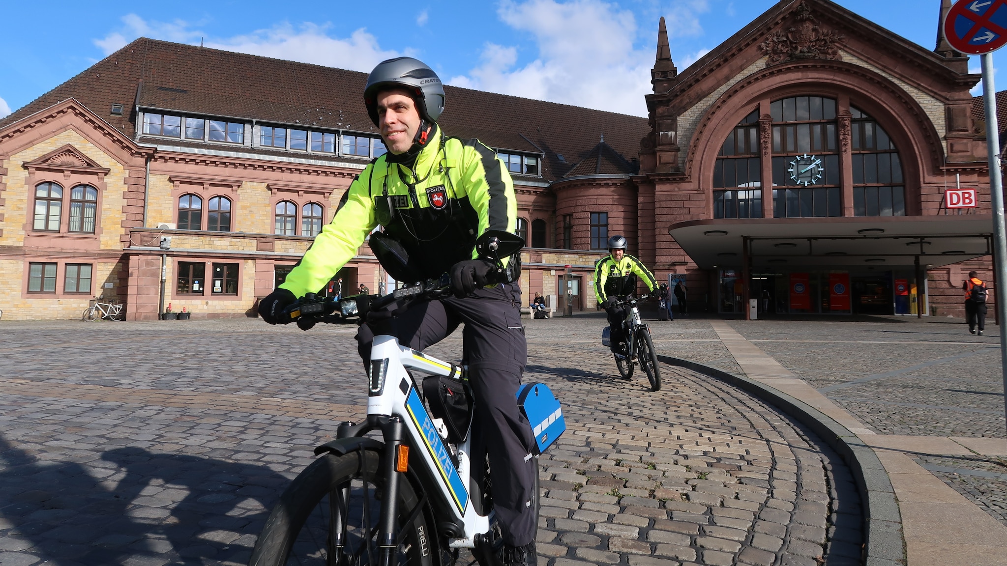 Osnabrück: Fahrradstaffel der Polizei nutzt E-Bikes mit Blaulicht