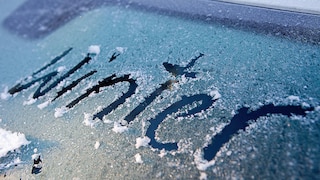 13.12.2013, vereiste Scheiben im Winter steht auf der vereisten Scheibe eines Autos geschrieben. 
