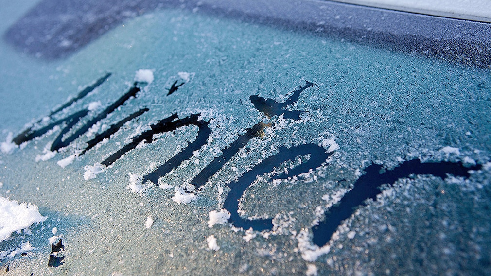 13.12.2013, vereiste Scheiben im Winter steht auf der vereisten Scheibe eines Autos geschrieben. 